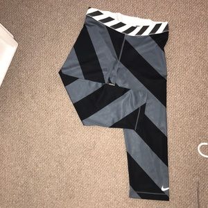 Nike Gray/Black cropped leggings
